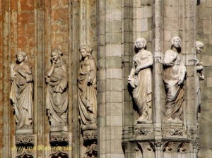 Brüssel: Frauenfiguren an der Kathedrale Notre Dame du Sablon